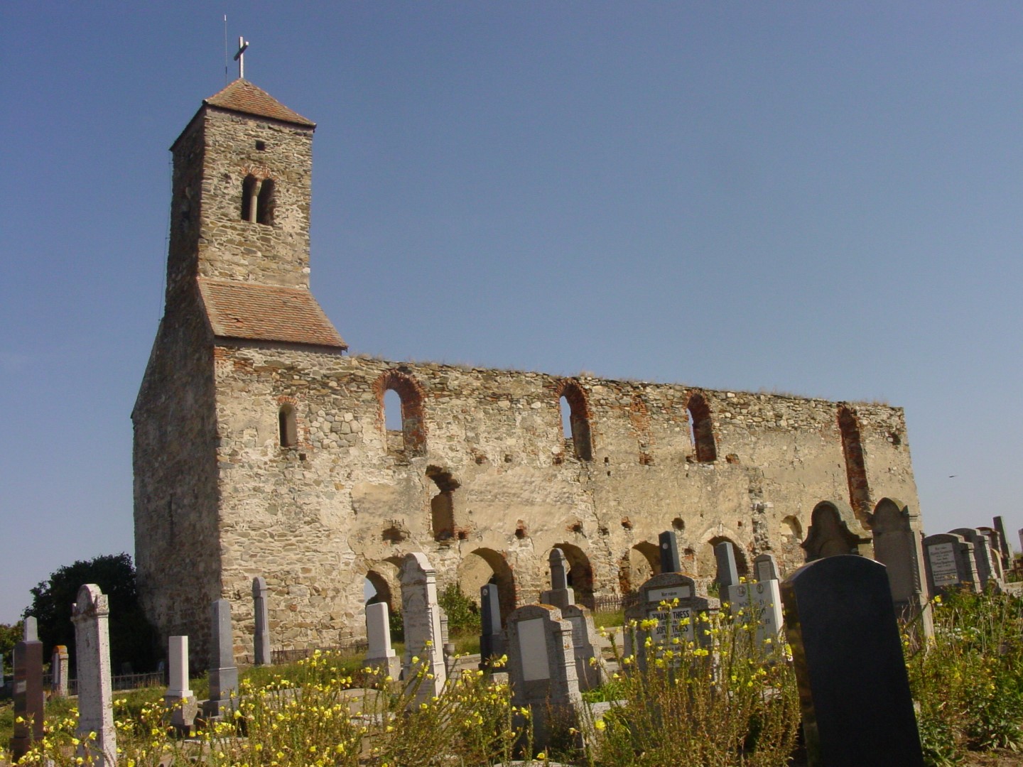Ruina bisericii evanghelice din Gârbova